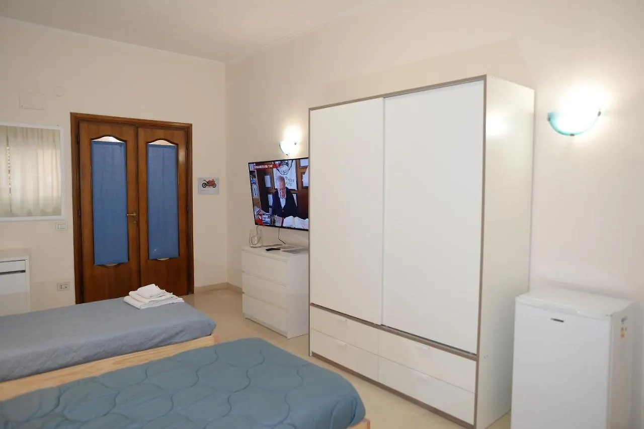 Room In Guest Room - Emilios Home Triple Room In Our Cozy And Comfortable Establishment Rome Italy