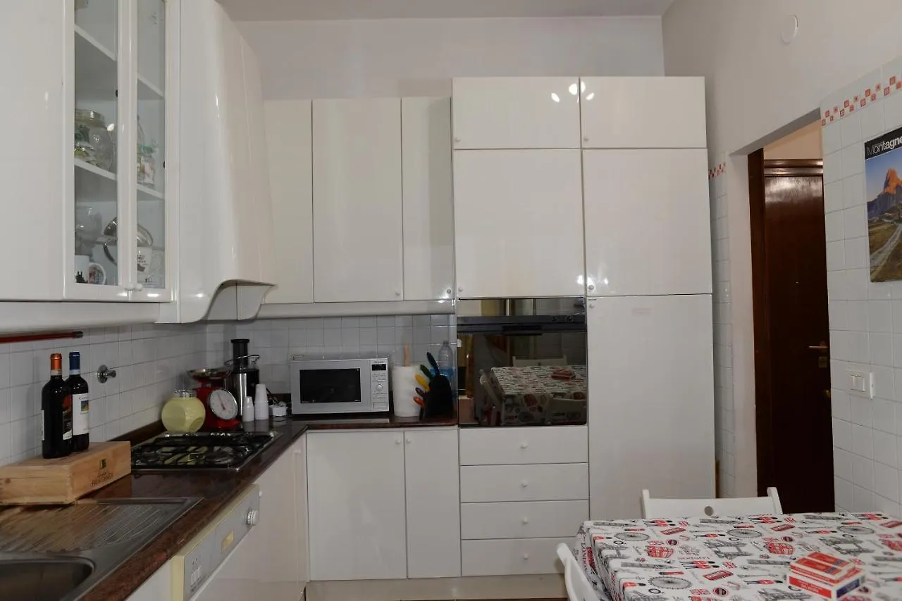 Room In Guest Room - Emilios Home Triple Room In Our Cozy And Comfortable Establishment Rome